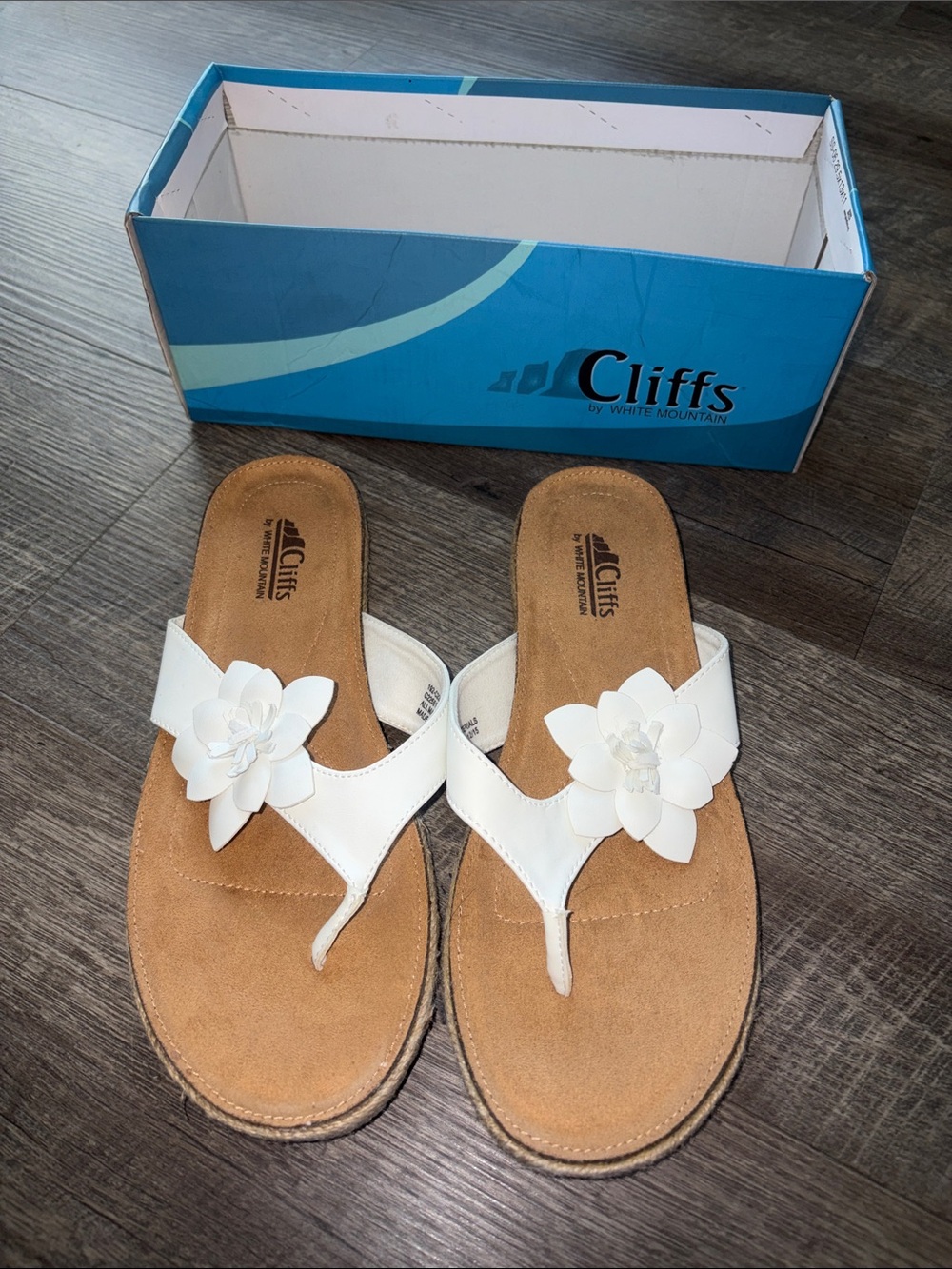 Cliffs by WHITE MOUNTAIN White Floral Thong Flip Sandals
